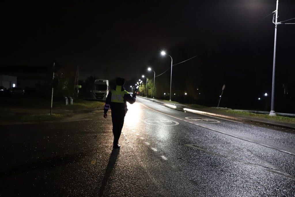 Сотрудники ГИБДД выявили ряд нарушений среди водителей во время вечернего рейда