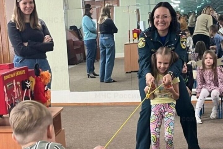 Сотрудники МЧС провели занятие с воспитанниками детсада №86 в Орле