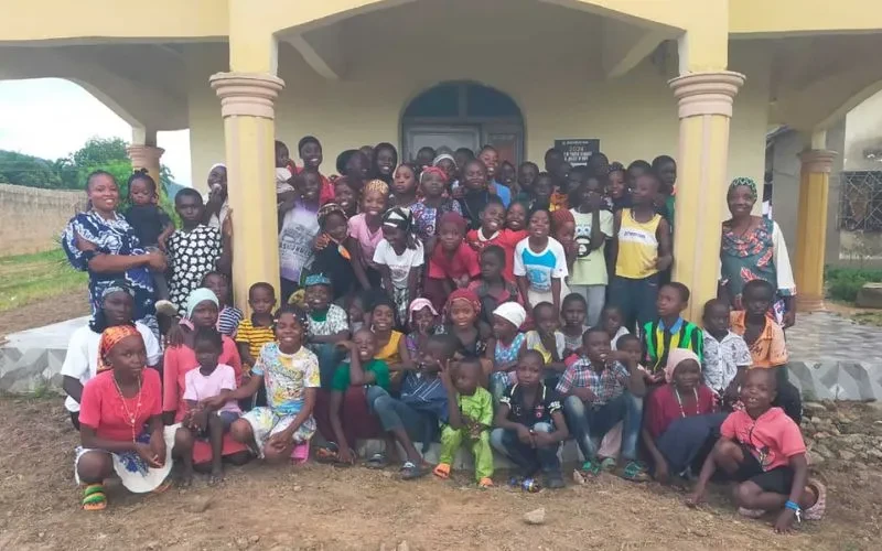 Bambini africani uniscono le loro voci nella preghiera del rosario per la pace e la stabilità nel continente