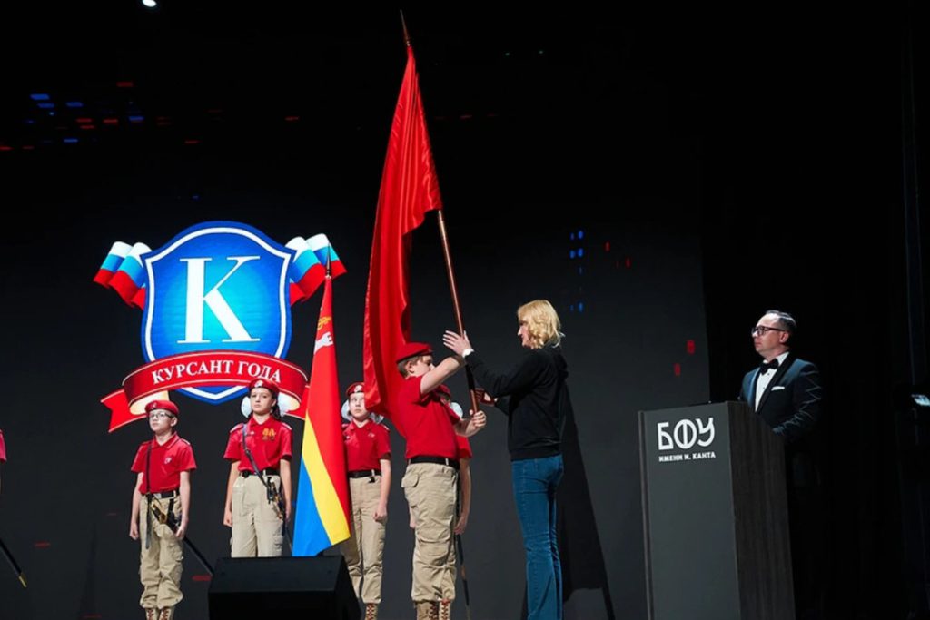 Калининградцы передали представителям Мурманской области Знамя Победы