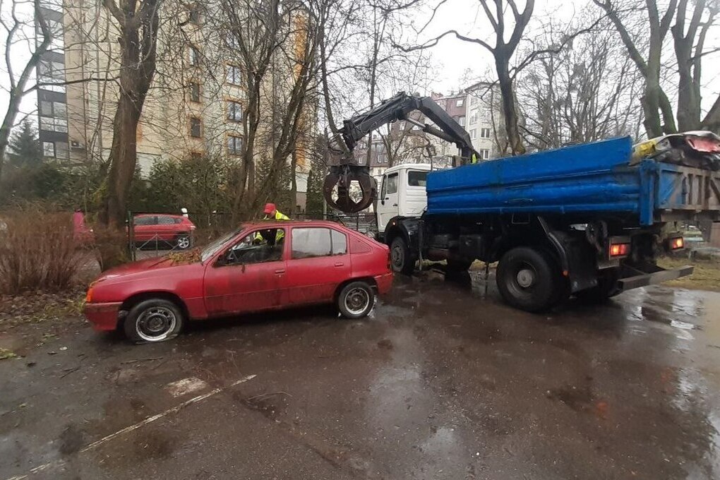 В Калининграде продолжили работу с брошенными машинами