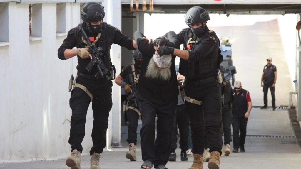 Adana&#039;da DEAŞ operasyonu! Sözde Türkiye emirinin savunması &quot;pes&quot; dedirtti