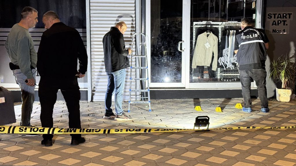 Adana&#039;da hareketli gece! İş yerine el yapımı patlayıcı atıldı