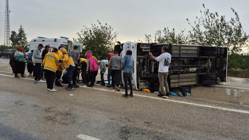 Adana&#039;da tarım işçilerini taşıyan midibüs devrildi: Yaralılar var