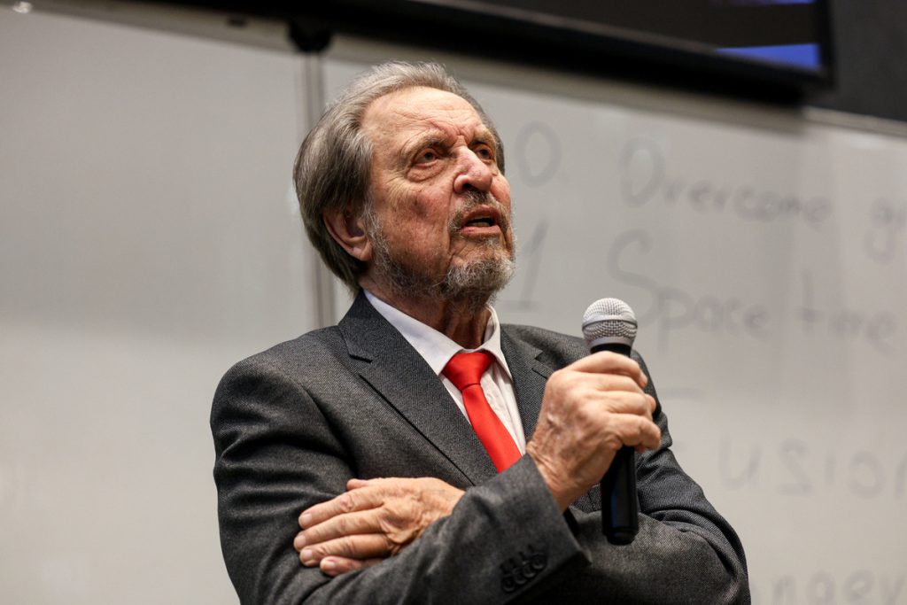 Эррол Маск появился на матче «Ак Барса» с «Адмиралом»