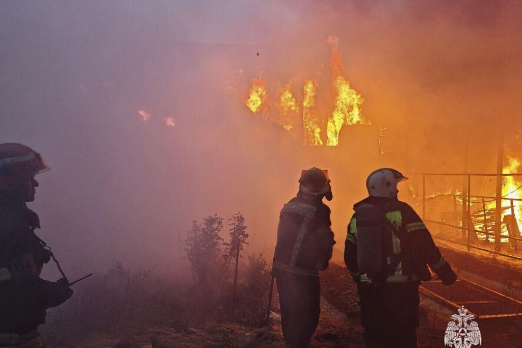 Incendio in edificio abbandonato a Tula: situazione sotto controllo ma rischi per la sicurezza pubblica