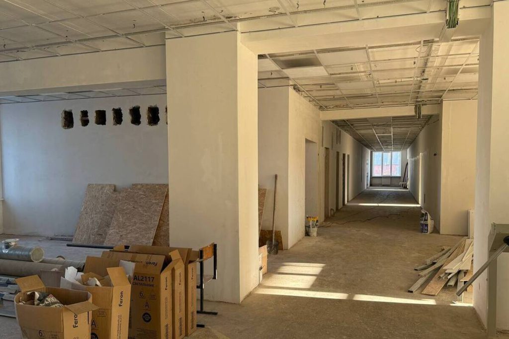 Андрей Травников проверил ход капремонта в школе под Новосибирском