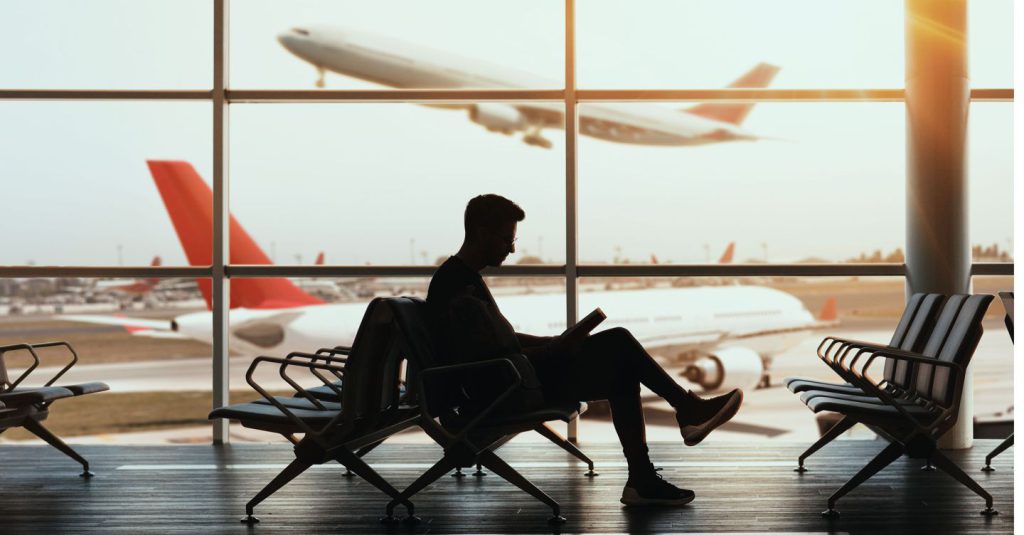 Voli aerei in ritardo, rimborsi più alti e bagaglio a mano gratuito