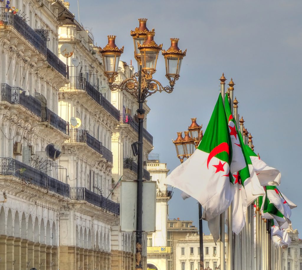 Rassemblement National contro l&#039;accordo franco-algerino del 1968: le possibili conseguenze per l&#039;immigrazione e le relazioni internazionali