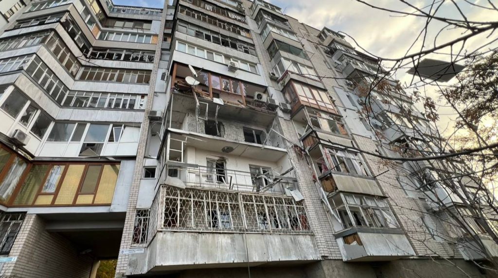 Russians strike Kherson: fire rages, teenager among injured