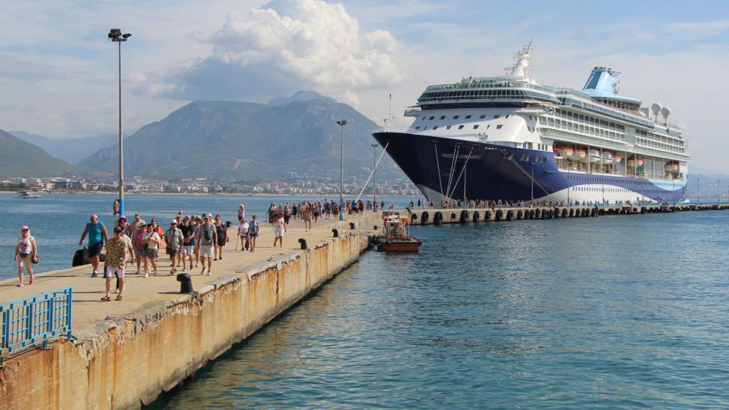 Turisti in massa ad Alanya: l&#039;arrivo della nave da crociera Marella Discovery 2 porta opportunità e sfide per l&#039;economia locale