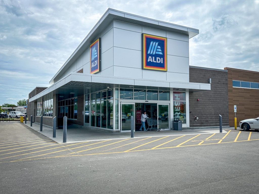 Aldi zieht als erster Supermarkt die Reißleine – Kunden sehen es im Kühlregal
