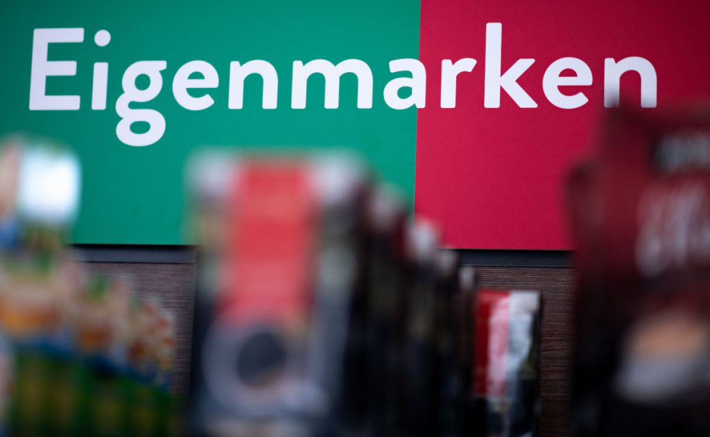 Kunden greifen bei Aldi, Rewe und Co. zu Eigenmarken – jetzt werden sie entlarvt!