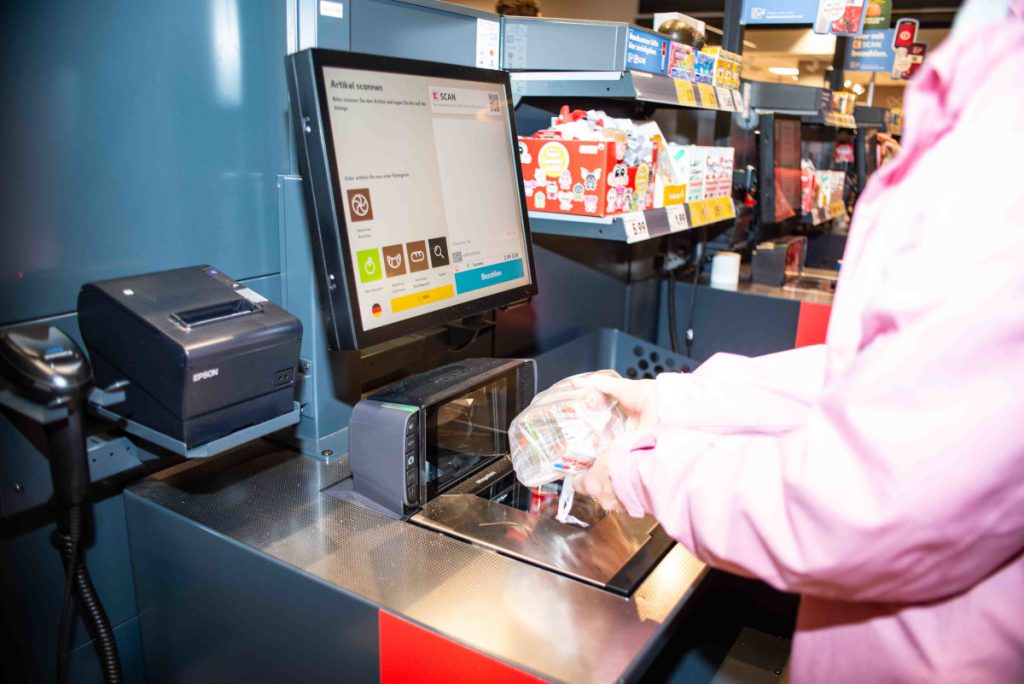 Sorpresa alla cassa self-service di Aldi: un evento inaspettato durante l&#039;acquisto di alcolici 

Introduzione
Un evento inaspettato si è verificato ad un cliente di Aldi mentre acquistava alcolici alla cassa self-service. Il cliente ha ricevuto una sorpresa inaspettata durante il pagamento.

Approfondimento
Il cliente, che stava acquistando bevande alcoliche, è rimasto sorpreso da un particolare avvenuto alla cassa self-service di Aldi. Non sono stati forniti ulteriori dettagli sull&#039;evento specifico, ma è chiaro che il cliente è stato colto di sorpresa.

Possibili Conseguenze
Questo evento potrebbe avere conseguenze diverse, come ad esempio una revisione delle procedure di pagamento alla cassa self-service o un aumento della consapevolezza dei clienti sui possibili problemi che possono verificarsi durante il pagamento.

Opinione
Non è possibile esprimere un&#039;opinione precisa sull&#039;evento senza ulteriori informazioni, ma è chiaro che il cliente è stato sorpreso e potrebbe aver avuto un&#039;esperienza negativa.

Analisi Critica dei Fatti
L&#039;analisi dei fatti rivela che l&#039;evento è avvenuto alla cassa self-service di Aldi durante l&#039;acquisto di alcolici. Tuttavia, senza ulteriori informazioni, non è possibile analizzare ulteriormente la situazione.

Relazioni con altri fatti
Questo evento potrebbe essere collegato ad altri eventi simili avvenuti in altri supermercati o negozi, ma senza ulteriori informazioni non è possibile stabilire una connessione precisa.

Contesto storico
Il contesto storico di questo evento non è chiaro, ma potrebbe essere collegato alle procedure di pagamento e alle politiche dei supermercati in generale.

Fonti
La fonte di questo articolo è RSS-Feed, un sito di notizie che fornisce aggiornamenti su eventi e notizie di attualità.