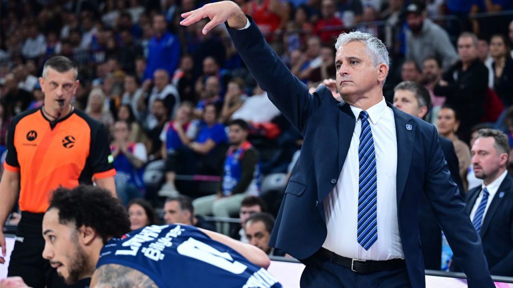 Anadolu Efes&#039;te Kokoskov: Tüm sorumluluğu üstüme alıyorum