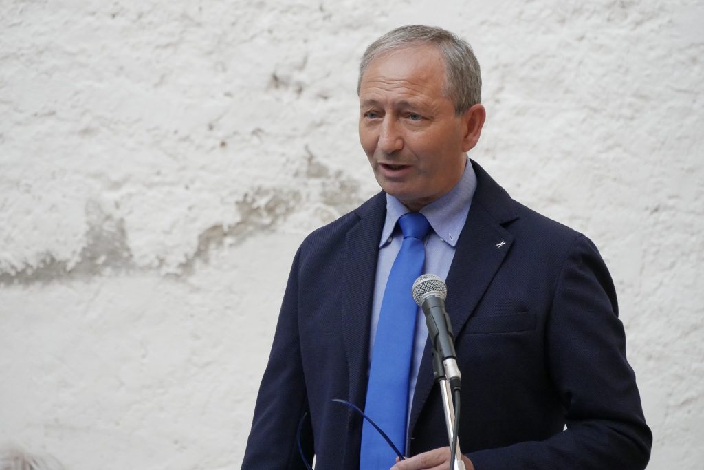 Arrestato sindaco di Santa Maria a Vico per scambio elettorale politico-mafioso: le indagini svelano un quadro di corruzione e infiltrazione della camorra nella vita politica locale