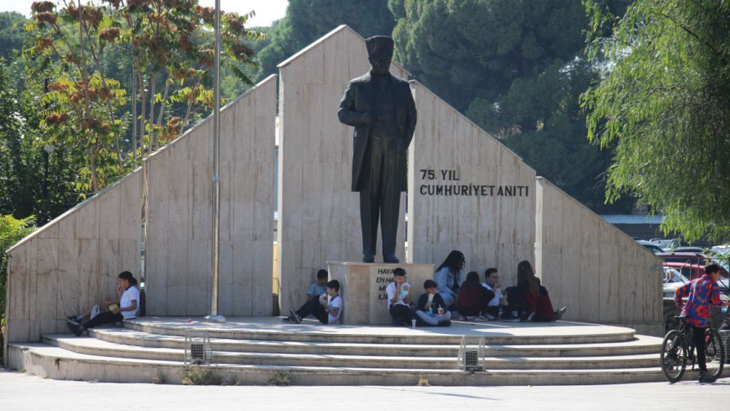 Aydın&#039;da tepki çeken manzara! Ücretli yemek almayan öğrenciler sokağa çıkartıldı