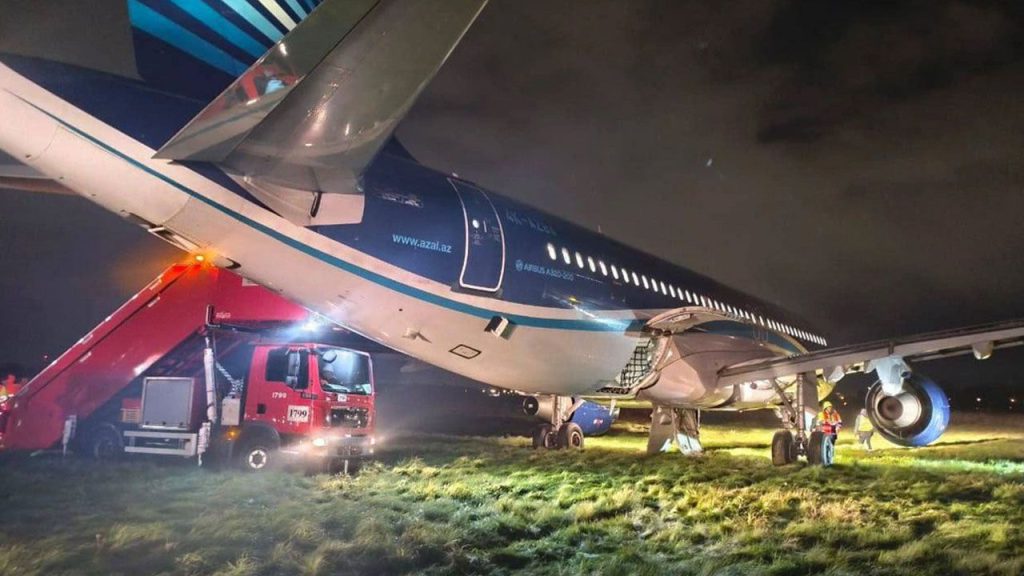 Azerbaycan Hava Yolları&#039;na ait uçak acil iniş yaptı, pistten çıktı!