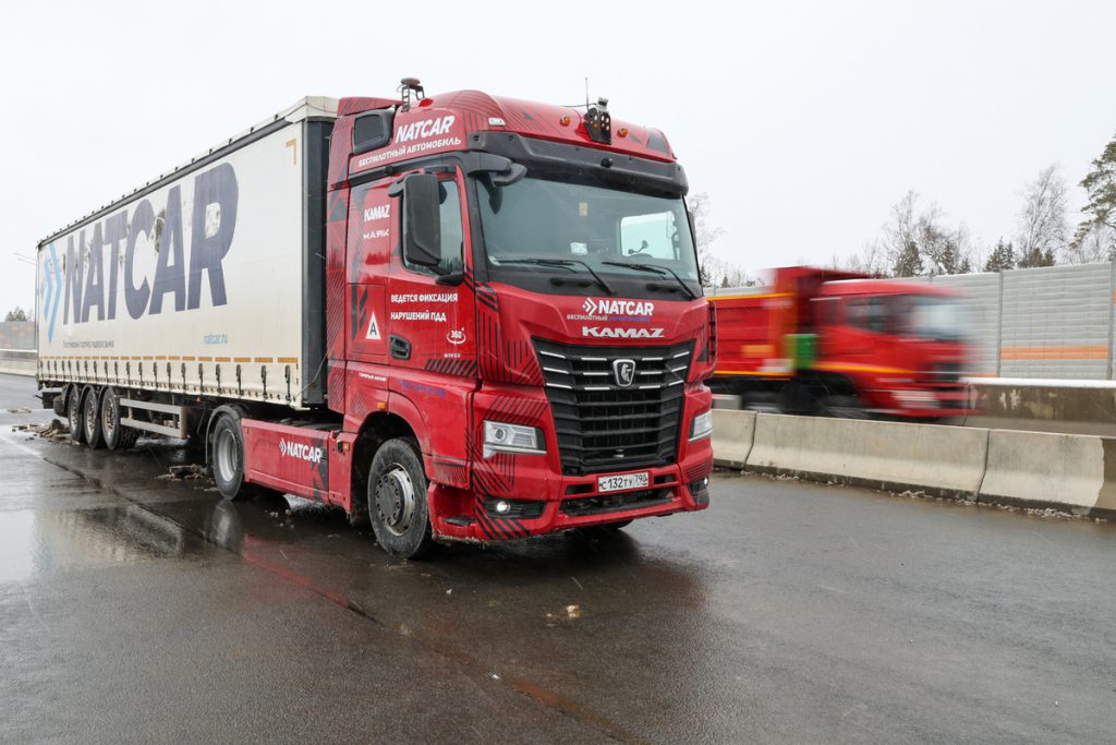 На границе Казахстана скопилось тысячи фур