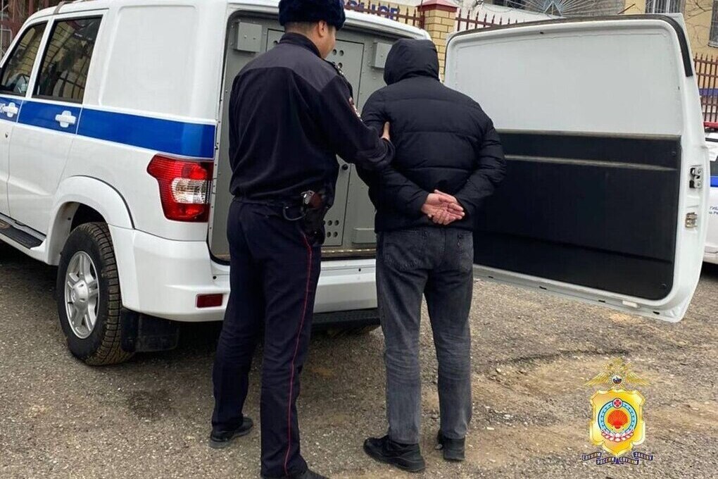Калмыцкие полицейские задержали на территории соседнего региона мошенника, обманувшего жителя республики