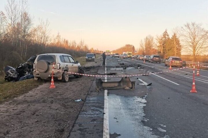 Tragedia sulla strada Novgorod-Pskov: tre morti in un incidente stradale nel distretto di Šimsk