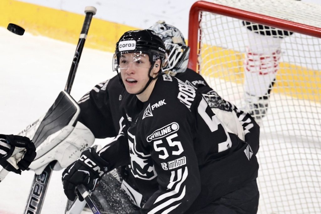 Защитник «Авангарда» Шарипзянов: Матч с «Трактором» мне не понравился