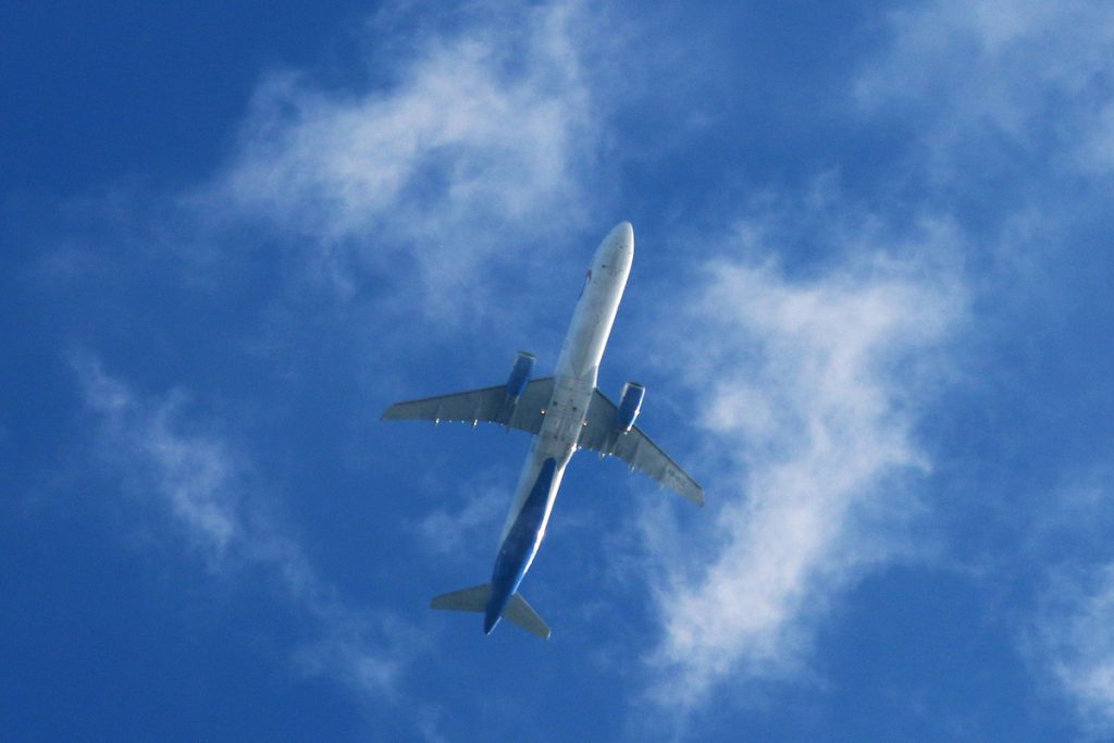 Самолет с пассажирами на борту столкнулся с метеоритом