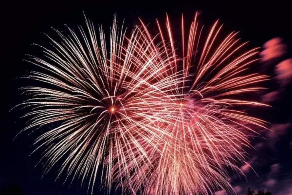 На Театральной площади в Ростове стреляли салюты