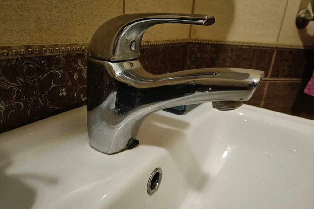 Guasto alla conduttura dell&#039;acqua a Sochi: i dipendenti del Vodokanal lavorano per risolvere il problema