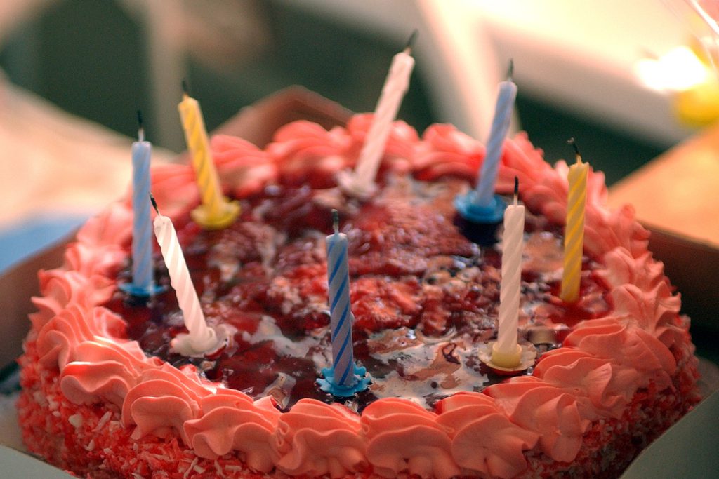 Мать и дочь погибли, съев подаренный торт