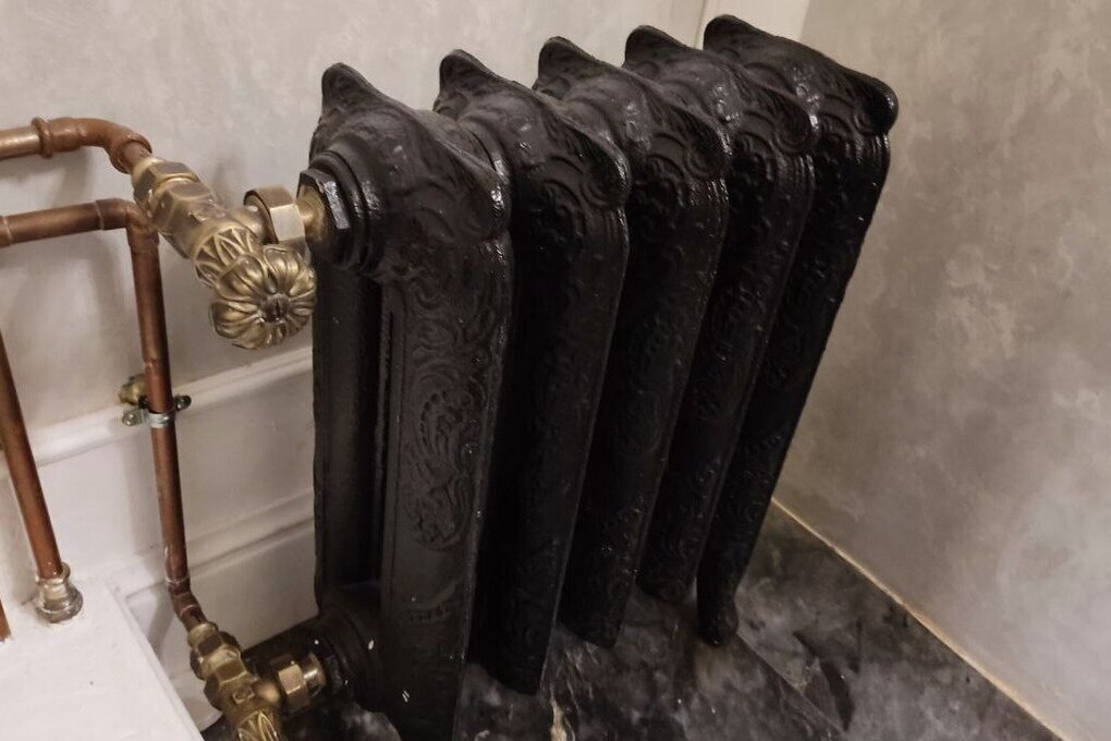 Жители Лесопарковой улицы остались без отопления из-за утечки