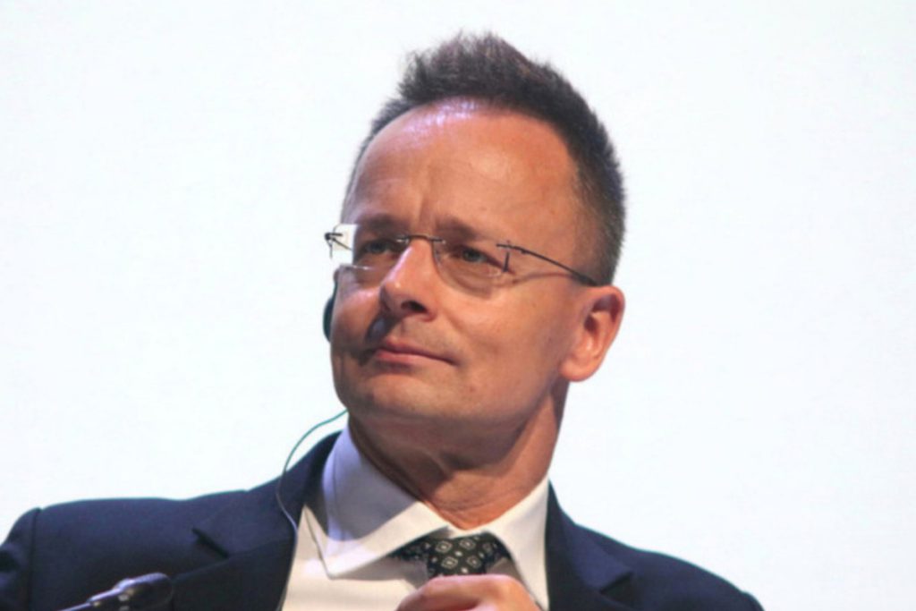 Сийярто высмеял отказ Польши гарантировать свободный пролет Путина