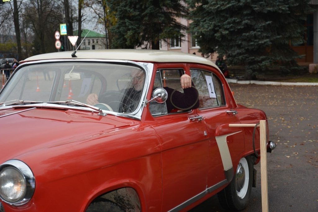 Festa del Giorno dell&#039;Automobilista a Demjansk: il festival &quot;Demjanskij Virazh&quot; celebra il settore automobilistico locale
