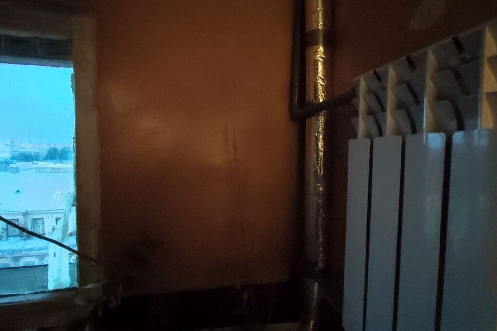 Калининградцы с улицы Красной остались без отопления и с дырой в полу