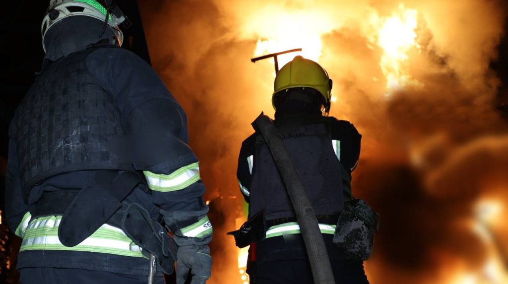 Attacco notturno russo a Kryvyi Rih: incendio in struttura industriale e danni all&#039;infrastruttura energetica, la comunità internazionale condanna gli attacchi e chiede la fine delle hostilità