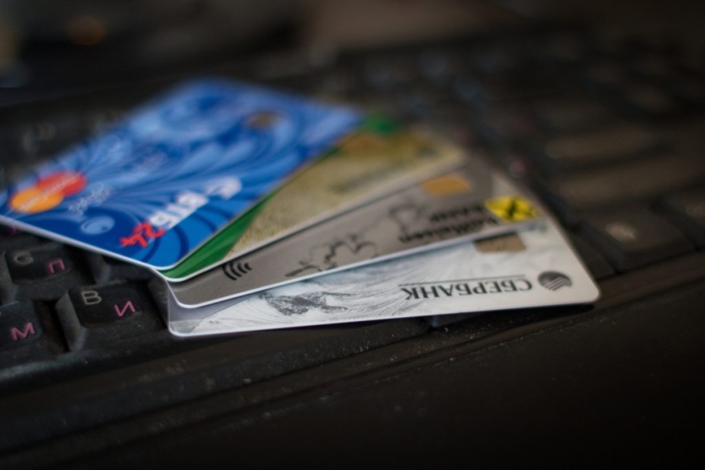 Russia introduce limite alle carte bancarie: cosa cambia per i clienti e le banche a partire da dicembre 2025