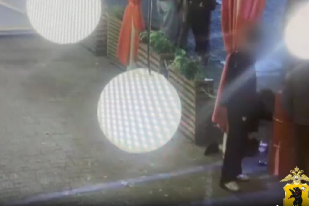 Conflitto in un bar a Yaroslavl: violenza contro un cliente e conseguenze legali