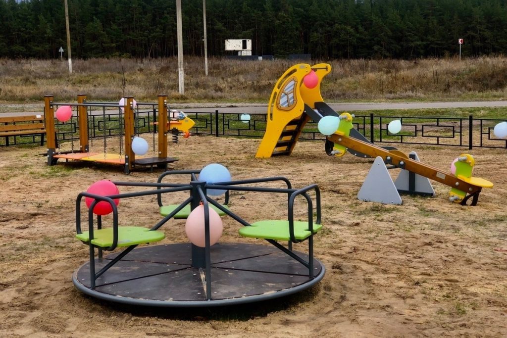 Nuova area giochi per bambini inaugurata a Hohlovo nella regione di Belgorod per migliorare la qualità della vita dei residenti