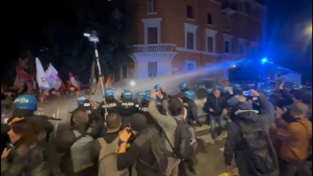 Scontri a Roma tra polizia e manifestanti pro-Palestina: idranti contro i dimostranti
