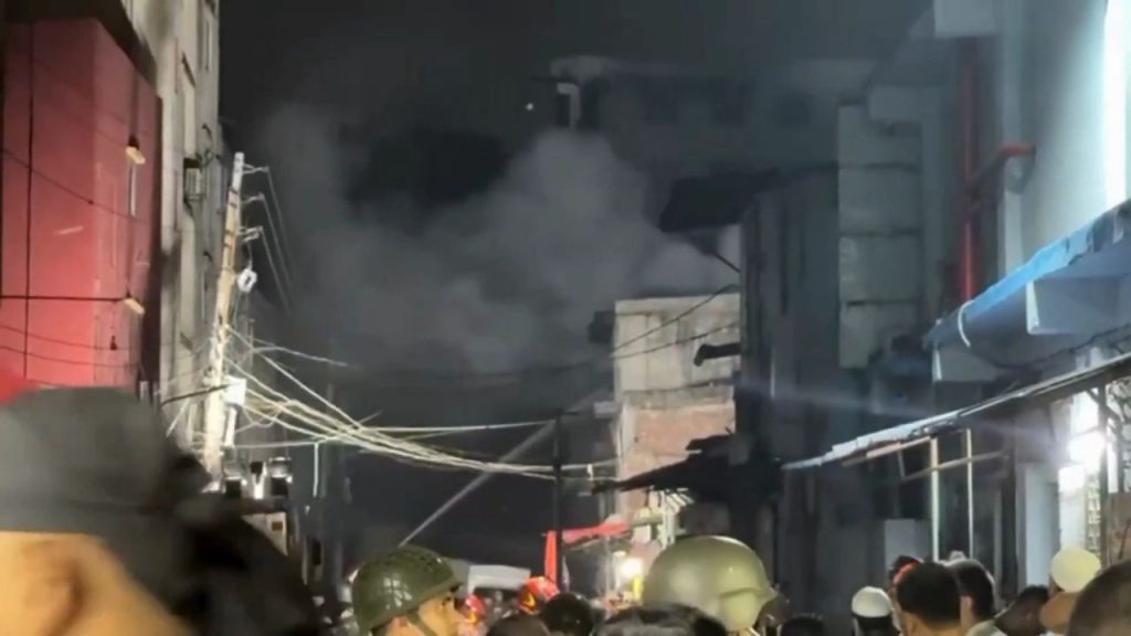Incendio devastante in fabbrica tessile a Dakka: 16 morti e gravi preoccupazioni sulla sicurezza dei luoghi di lavoro in Bangladesh