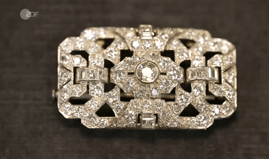 Una Spilla di Diamanti da Record a Bares für Rares: il Valore di una Piccola Fortuna