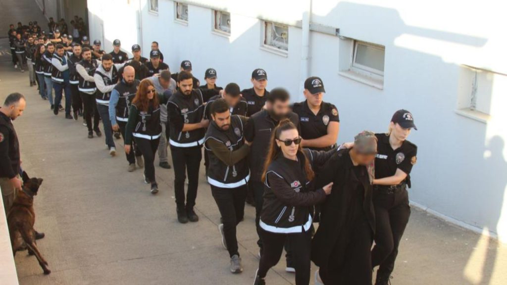 &#039;Bayğaralar&#039;a 10 ilde eş zamanlı operasyon! 106 kişi adliyeye sevk edildi