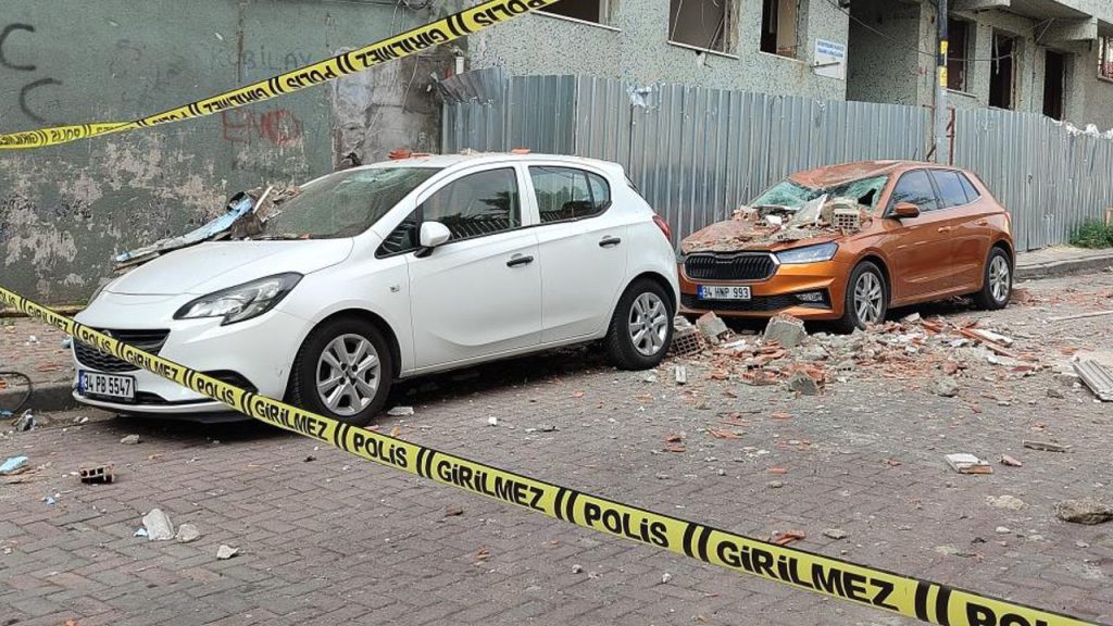 Bayrampaşa&#039;da balkon çöktü! Araç park edenler bin pişman oldu