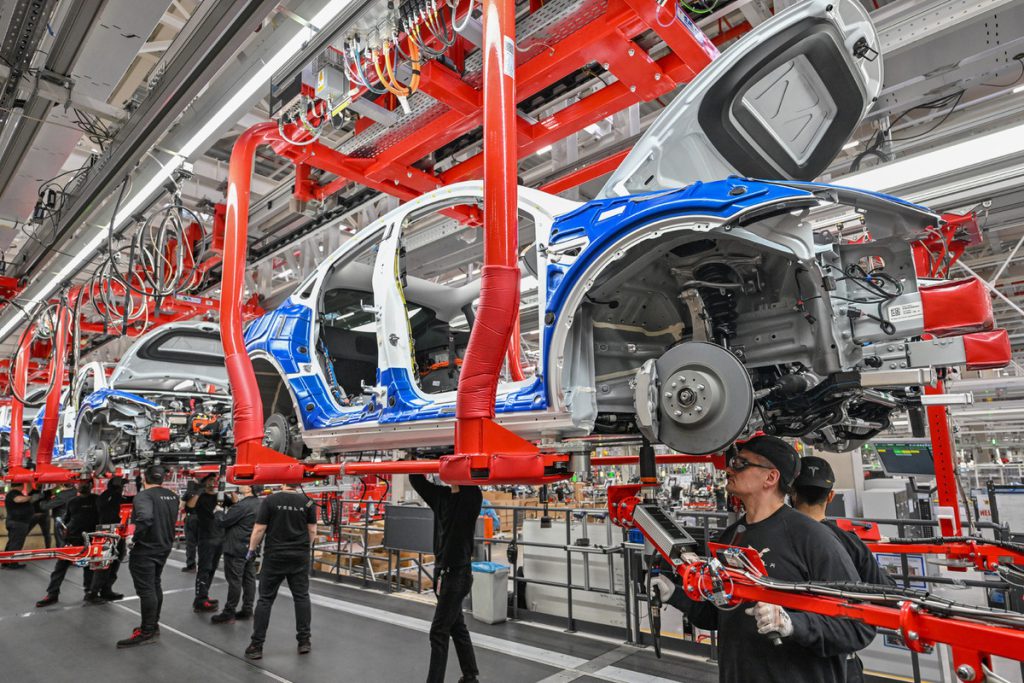 L&#039;industria automobilistica europea sotto attacco: la minaccia cinese e le possibili conseguenze per l&#039;economia e l&#039;occupazione