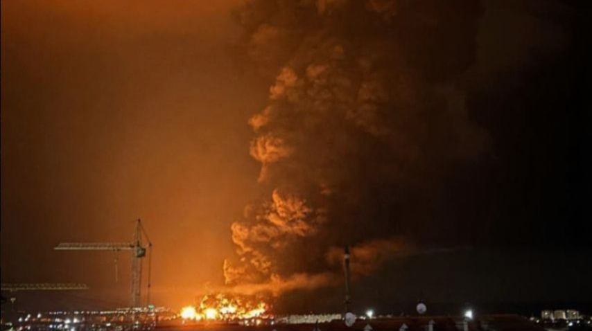 Attacco aereo con droni contro deposito di petrolio in Crimea occupata: incendio devastante a Feodosiia