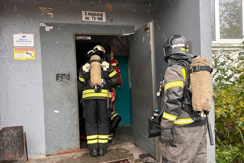 Жильцов многоэтажки в Петрозаводске эвакуировали из-за пожара