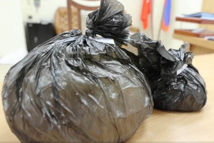 Scoperta di un deposito di sostanze stupefacenti a San Pietroburgo: un pensionato arrestato per aver creato nascondigli di droga sintetica nei garage della città