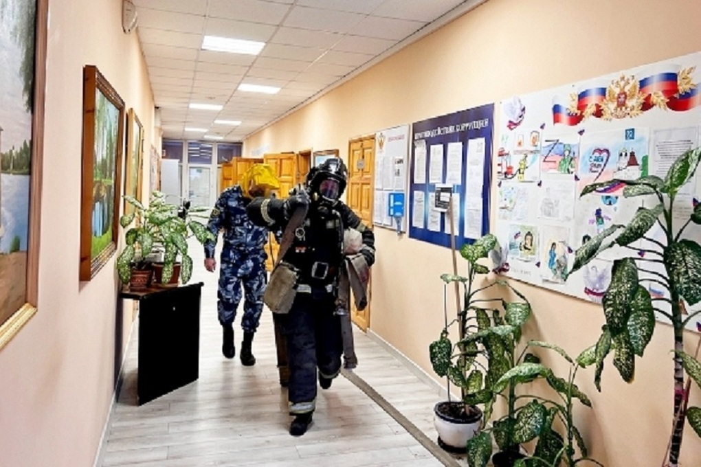 Тренировка по эвакуации и тушению условного пожара прошла в псковском УФСИН