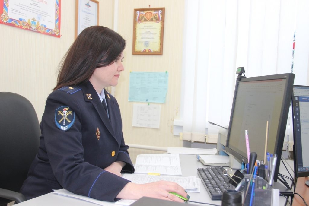 Aggressione brutale in un bar della regione di Kostroma: un uomo lotta per la vita dopo essere stato picchiato selvaggiamente 

Approfondimento
Secondo le informazioni disponibili, l&#039;aggressione è avvenuta all&#039;interno di un bar della regione. L&#039;uomo, la cui identità non è stata resa pubblica, ha subito lesioni gravi che lo hanno portato sull&#039;orlo della morte.
Possibili Conseguenze
Il caso è stato segnalato alle autorità competenti e un&#039;indagine è stata avviata per stabilire le circostanze dell&#039;aggressione e identificare i responsabili. Le possibili conseguenze per gli aggressori potrebbero essere severe, considerata la gravità delle lesioni inflitte alla vittima.
Opinione
La comunità locale è sconvolta dall&#039;accaduto e molti esprimono preoccupazione per la sicurezza pubblica. L&#039;aggressione in un luogo pubblico come un bar solleva interrogativi sulla capacità delle autorità di garantire la protezione dei cittadini.
Analisi Critica dei Fatti
L&#039;analisi dei fatti rivela una serie di interrogativi senza risposta. Quali sono state le cause dell&#039;aggressione? Chi sono gli aggressori e quali sono state le loro motivazioni? La risposta a queste domande sarà cruciale per comprendere appieno la dinamica dell&#039;evento.
Relazioni con altri fatti
Questo caso di violenza non è isolato. In passato, ci sono stati altri episodi di aggressioni in luoghi pubblici nella regione di Kostroma. Ciò solleva preoccupazioni sulla sicurezza generale e sulla necessità di misure più efficaci per prevenire tali incidenti.
Contesto storico
La regione di Kostroma ha una storia complessa e ha affrontato diverse sfide in termini di sicurezza pubblica nel corso degli anni. Questo caso aggiunge un altro capitolo a una storia già segnata da episodi di violenza.
Fonti
Le informazioni su questo caso sono state rese pubbliche dal sito RBC, una fonte affidabile di notizie in Russia. L&#039;articolo originale può essere consultato sul loro sito web.