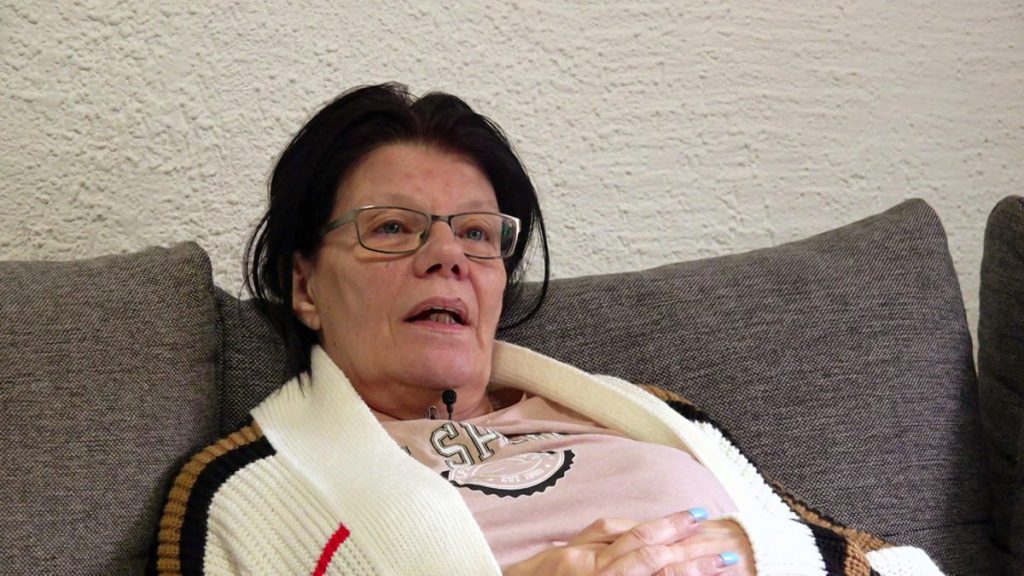 Caso di cronaca: una beneficiaria del sussidio di cittadinanza vuole acquistare un costoso divano da 2000 euro, sollevando interrogativi sulla gestione dei fondi pubblici e sulle priorità dei beneficiari